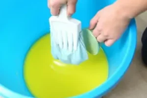 como limpar um balde de plástico