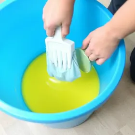 como limpar um balde de plástico